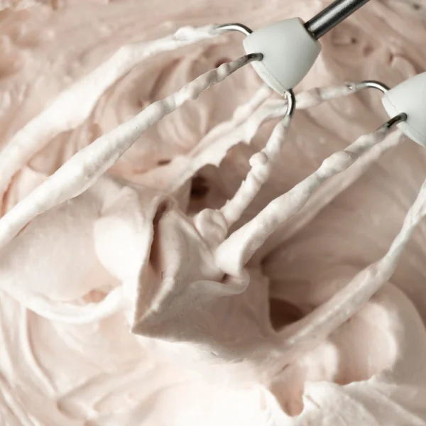 Pétrin de boulangerie : qu'est-ce que c'est et comment le choisir ? 3 Un pétrin de boulangerie avec un manche blanc, utilisé pour mélanger la pâte.